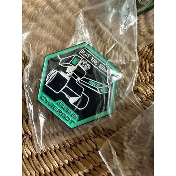 Beat the Bomb Mission 81: the Cyberbot (4) pins NEW - Picture 2 of 5